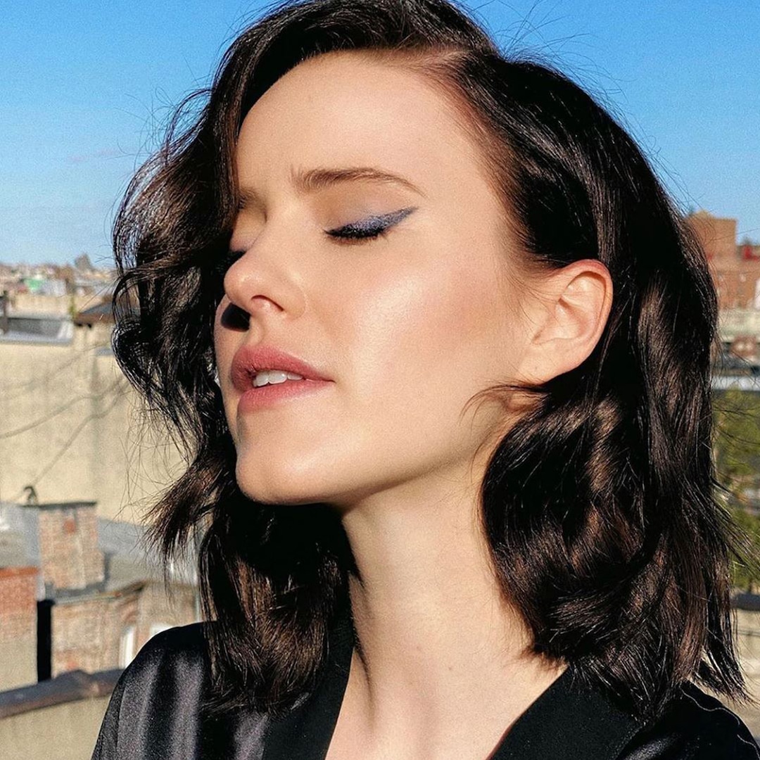 Get Rachel Brosnahan's Modern Mrs. Maisel Beauty Look From Emmys 2020